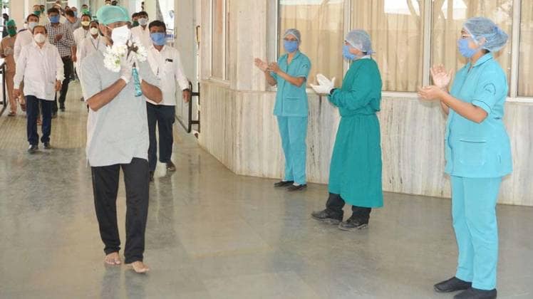 पूरे देश में कोरोना से ठीक होने वाले लोगों की संख्या तेजी से बढ़ रही है (फोटो: PTI)