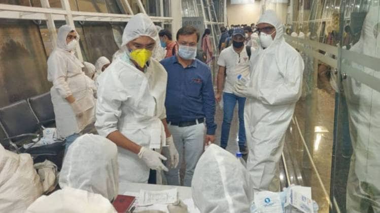 देश में तेजी से बढ़ रहे कोरोना के मामले (Courtesy- PTI)