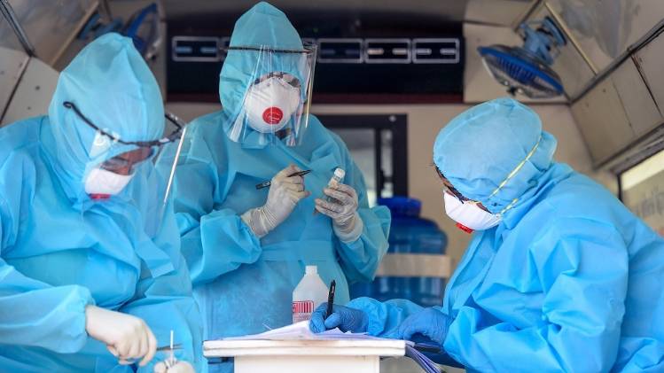 कोरोना टेस्ट करती मेडिकल टीम (फाइल फोटो-PTI)