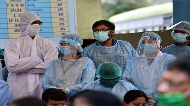 कोरोना का कहर जारी (फोटो-PTI)