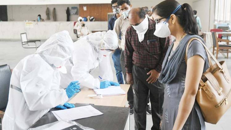 गुजरात में कोरोना वॉरियर्स भी हो रहे हैं संक्रमित (फाइल फोटो: पीटीआई)