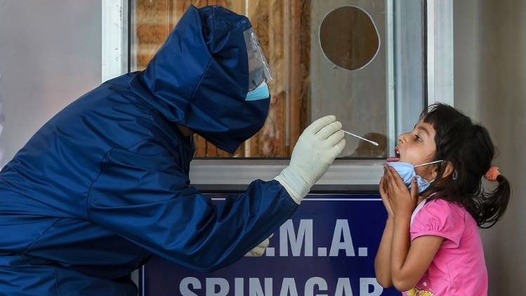 कोरोना टेस्ट कराती बच्ची (फाइल फोटो-PTI)