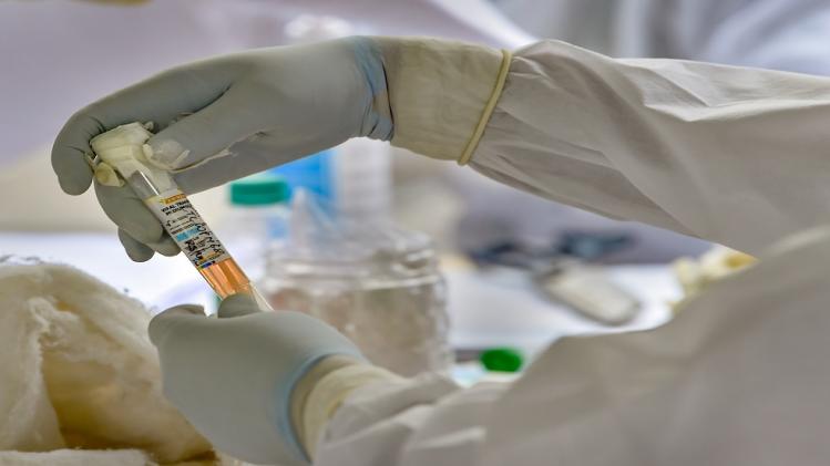 देश में लगातार बढ़ रही कोरोना संक्रमितों की संख्या (तस्वीर-PTI)