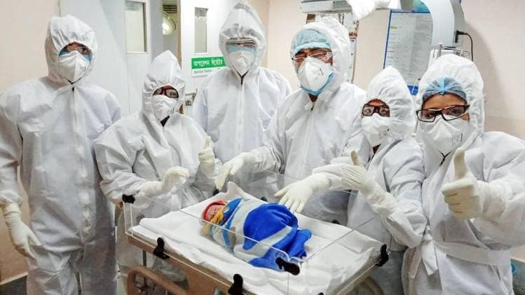 कोरोना संक्रमित नवजात के ठीक होने के बाद जश्न मनाते मेडिकल स्टाफ (फोटो-PTI)