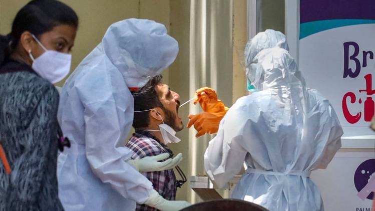 लगातार बढ़ रहे कोरोना के केस (पीटीआई)