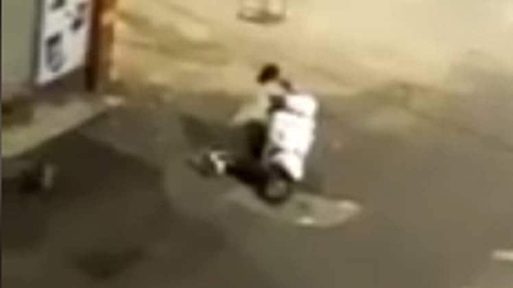 सोशल मीडिया पर वायरल वीडियो का ग्रैब