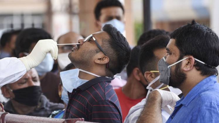 तेजी से बढ़ते कोरोना मामले (Photo- PTI)