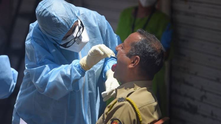 एक आईपीएस अधिकारी भी कोरोना की चपेट में (फाइल फोटो-PTI)