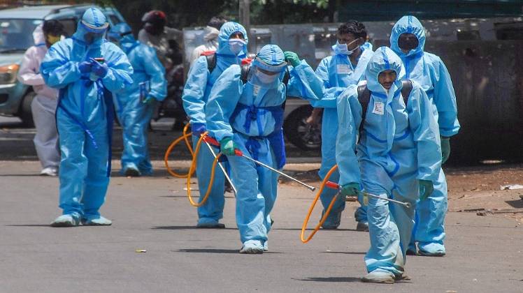 नोएडा में संक्रमित इलाकों को किया जा रहा है सैनिटाइज (तस्वीर-PTI)