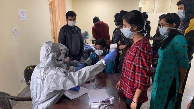 कोरोना मरीजों की संख्या में इजाफा (प्रतीकात्मक तस्वीर- PTI)