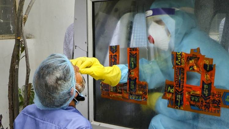 कोरोना जांच करवाता शख्स (फाइल फोटो-PTI)