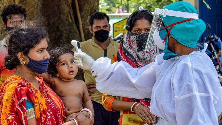 स्क्रीनिंग करते मेडिकल स्टाफ (फोटो-PTI)