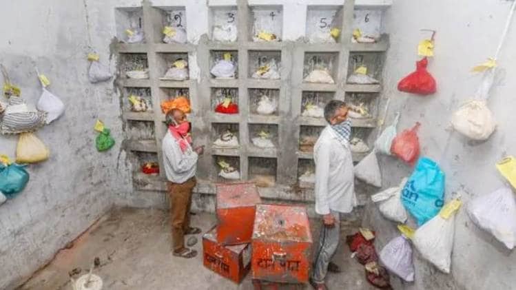 एक श्मशान घाट में रखी अस्थियां (फाइल फोटो-PTI)