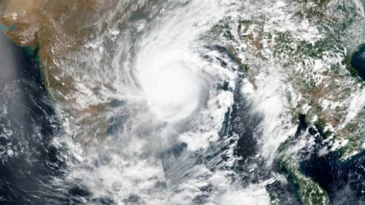 तेजी से बढ़ रहा है चक्रवाती तूफान अम्फान का खतरा (तस्वीर-PTI)