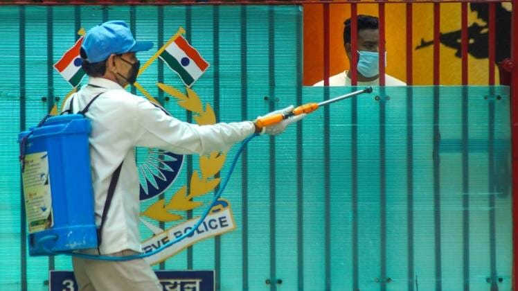 दिल्ली में लॉकडाउन में थोड़ी राहत शुरू (फोटो: PTI)