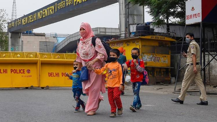 स्पेशल ट्रेन से दिल्ली पहुंचे यात्री (फोटो-PTI)