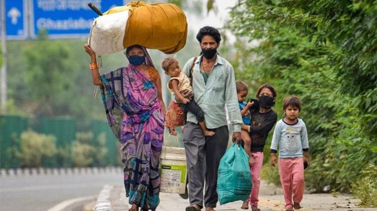 प्रवासी मजदूरों के सामने घर जाने का संकट (पीटीआई)