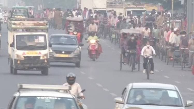 गाजीपुर मंडी के आसपास सुबह का नज़ारा