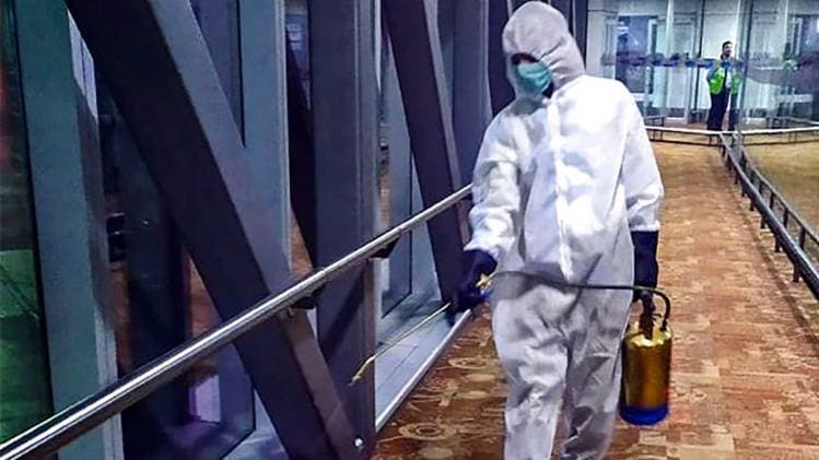 सैनिटाइजेशन में जुटे हैं 500 कर्मचारी (फाइल फोटोः PTI)