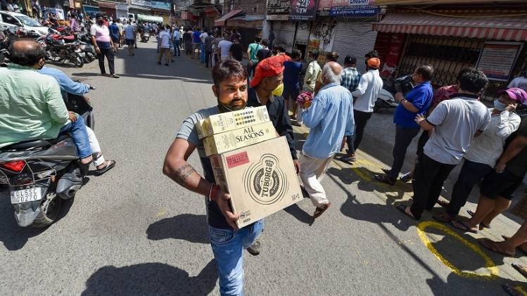 शराब की दुकानों के बाहर उमड़ी भीड़
