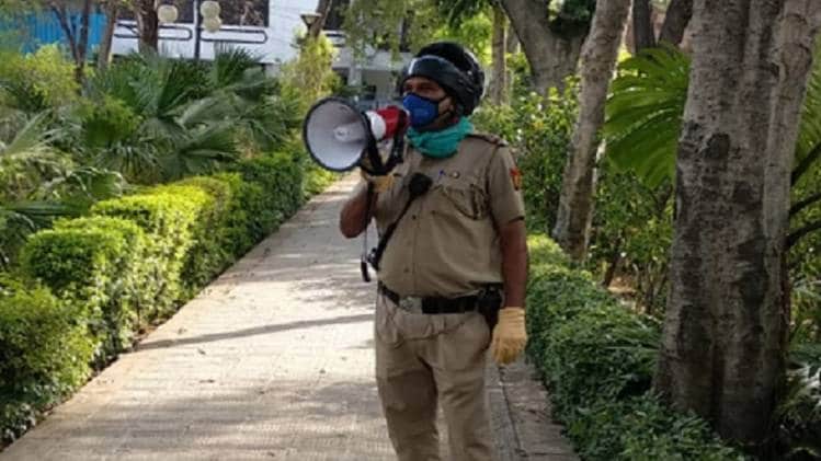 पुलिस ने दी लोगों को मास्क पहनने की सलाह (तस्वीर- आज तक)