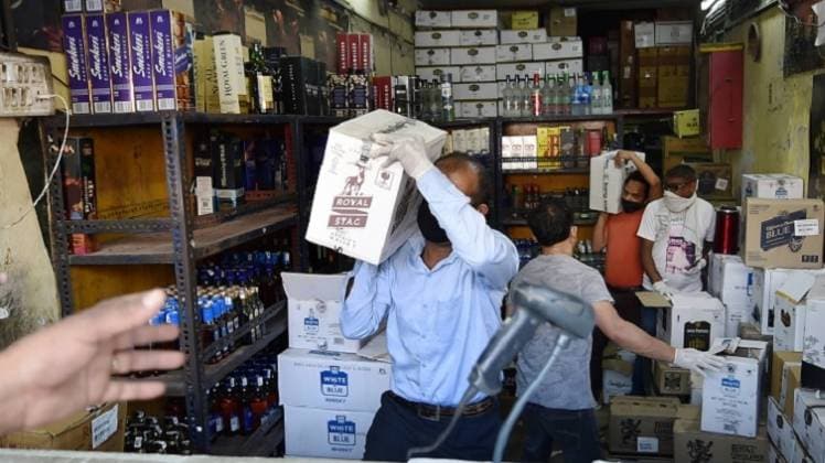 शराब की दुकानें बंद करने को लेकर याचिका (फोटो: PTI)