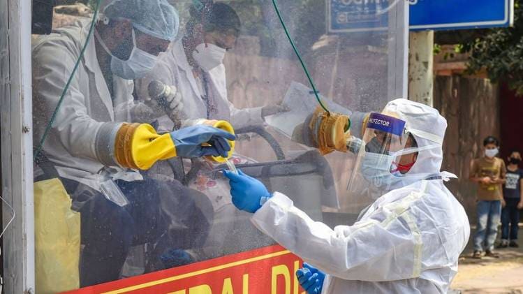 कोरोना टेस्ट के लिए सैंपल लेते स्वास्थ्यकर्मी (फोटो- पीटीआई)