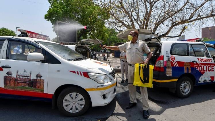 दिल्ली में कोरोना वायरस संक्रमण की चपेट में आ रहे पुलिसकर्मी (तस्वीर-PTI)