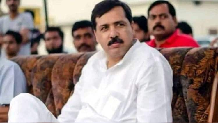 रंगदारी मांगने के आरोप में बंद हैं धनंजय सिंह