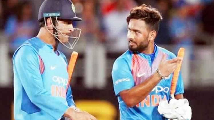 एमएस धोनी को अपना मार्गदर्शक मानते हैं ऋषभ पंत (फाइल फोटो)