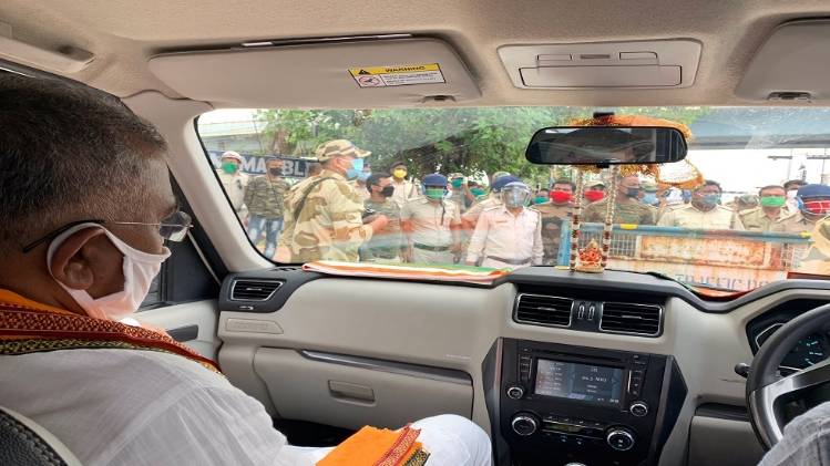 दिलीप घोष की गाड़ी को रोकती पुलिस (तस्वीर-ट्विटर)