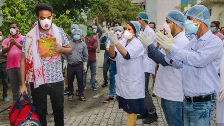 देश में तेजी से ठीक भी हो रहे हैं कोरोना पीड़ित (सांकेतिक तस्वीर: PTI)