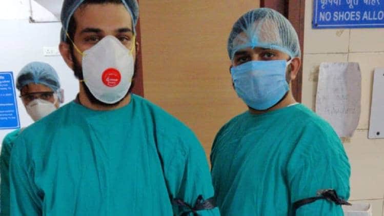 काली पट्टी बांधकर डॉक्टर कर रहे हैं प्रदर्शन