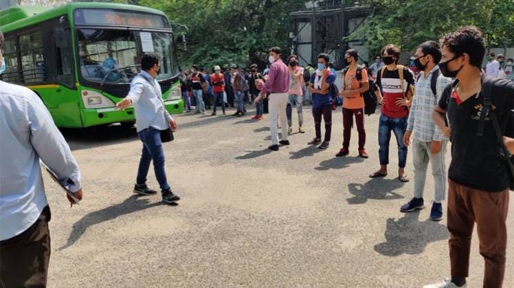 डीटीसी बसों में सोशल डिस्टेंसिंग का पालन