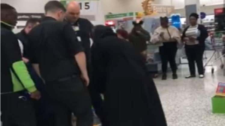 सोशल मीडिया पर वायरल वीडियो का ग्रैब