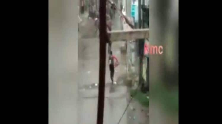 बारिश के बीच क्वारनटीन सेंटर से भागते लोगों की तस्वीर