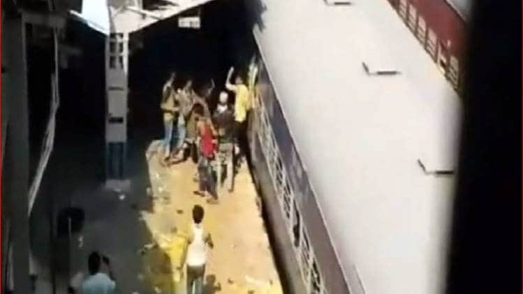 खाना लेने के लिए आपस में भिड़े मजदूर (वीडियो से कैप्चर तस्वीर)