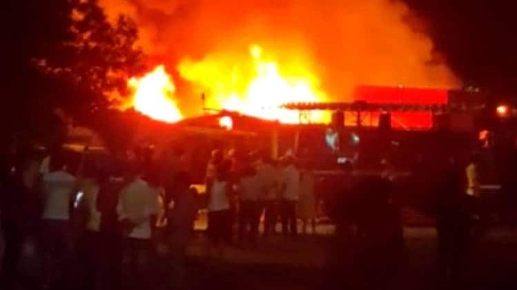 आरके पुरम स्थित दुकान में लगी आग