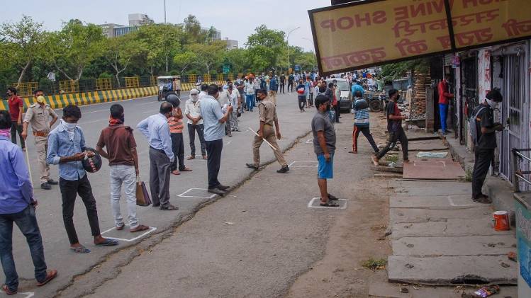 शराब की दुकानों के बाहर लगी लाइन (फोटो-PTI)