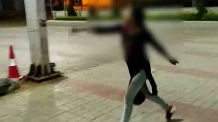 युवती का पेट्रोल पंप में हंगामा