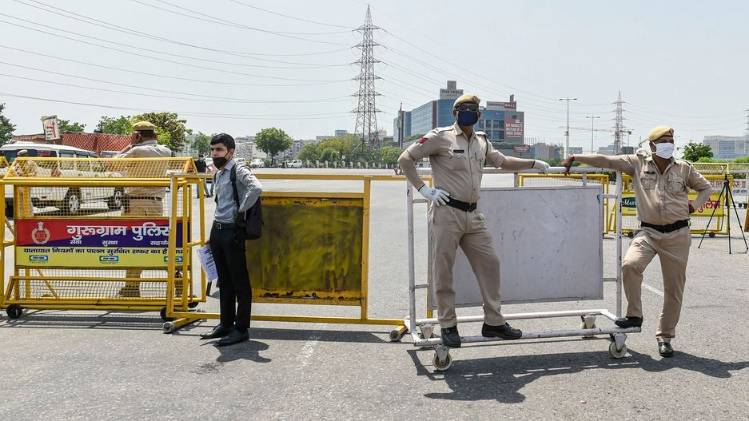 लॉकडाउन के दौरान दिल्ली-गुरुग्राम सीमा पर तैनात पुलिस के जवान (फोटो-PTI)