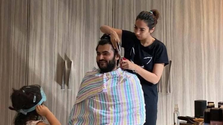लॉकडाउन के दौरान लोग परिजनों की मदद से कटवा रहे हैं अपने बाल