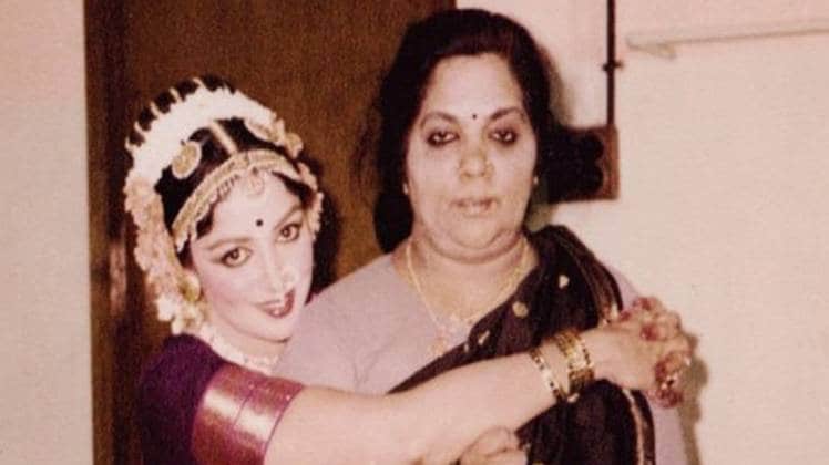 हेमा मालिनी और उनकी मां जया लक्ष्मी चक्रवर्ती 