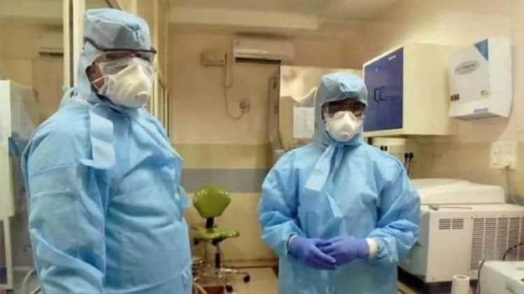 कर्नाटक में लगातार बढ़ रहे हैं कोरोना संक्रमण के केस (प्रतीकात्मक तस्वीर-PTI)