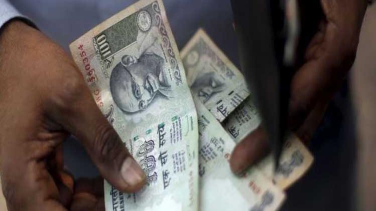 भिखारियों को 500, 200 और 100-100 के नोट बांटे