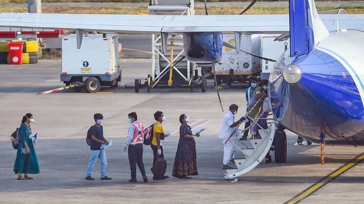 इंडिगो के विमान में यात्रा करने वाला यात्री कोरोना पॉजिटिव (फाइल फोटो-PTI)