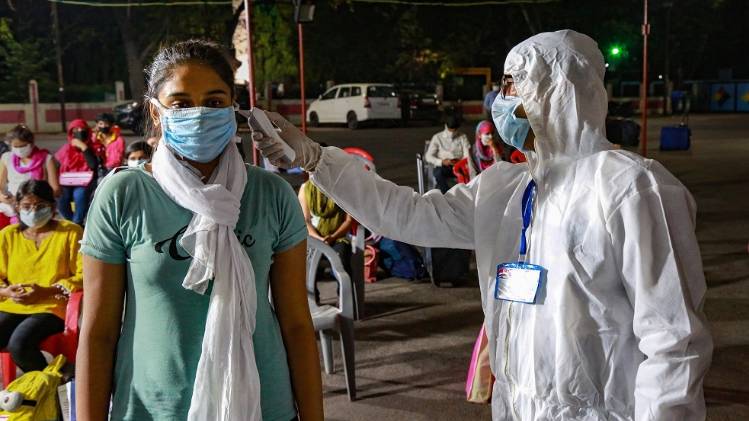 लोगों की स्क्रीनिंग करते मेडिकल स्टाफ (फाइल फोटो-PTI)