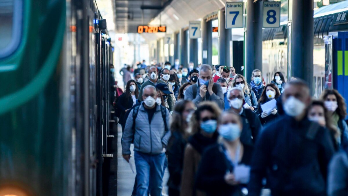 इटली के मेट्रो स्टेशन पर यात्रियों की भीड़