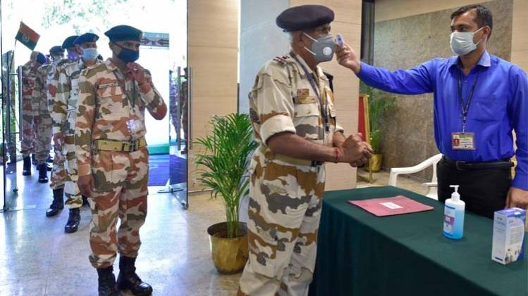 ITBP के जवानों की थर्मल स्क्रीनिंग (फाइल फोटो- PTI)