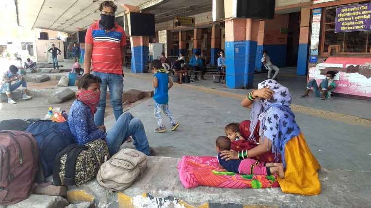 जयपुर बस स्टैंड पर घर जाने को भटक रहे प्रवासी